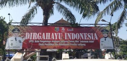 The boards that welcomed
