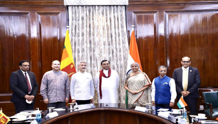 India gives $1-billion line of credit to Sri Lanka